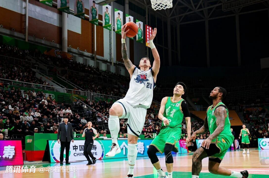 山东男篮队内比拼卧推：中锋陶汉林做2个 体能教练做9个