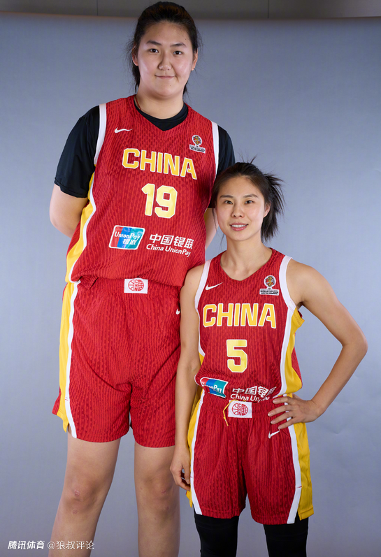 FIBA更新中国女篮定妆照：张子宇王思雨最萌身高差 李月汝搞怪抢镜