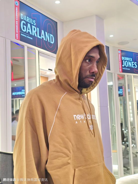 小卡：手腕是在对猛龙比赛中受伤的 只能硬着头皮坚持打下去