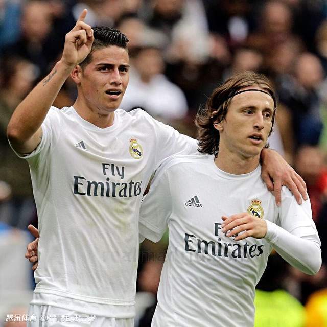 魔笛J罗再相聚！皇马两代10号拥抱寒暄 赛后交换球衣