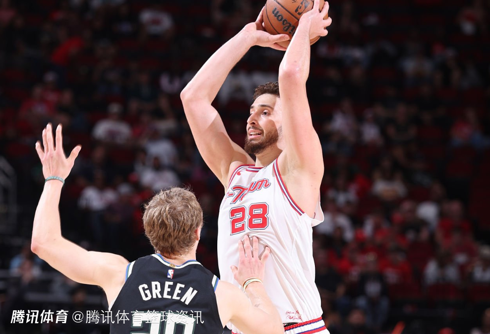 不是好消息！申京疑似腰部受伤一度返回更衣室 比赛中多次捂着腰部