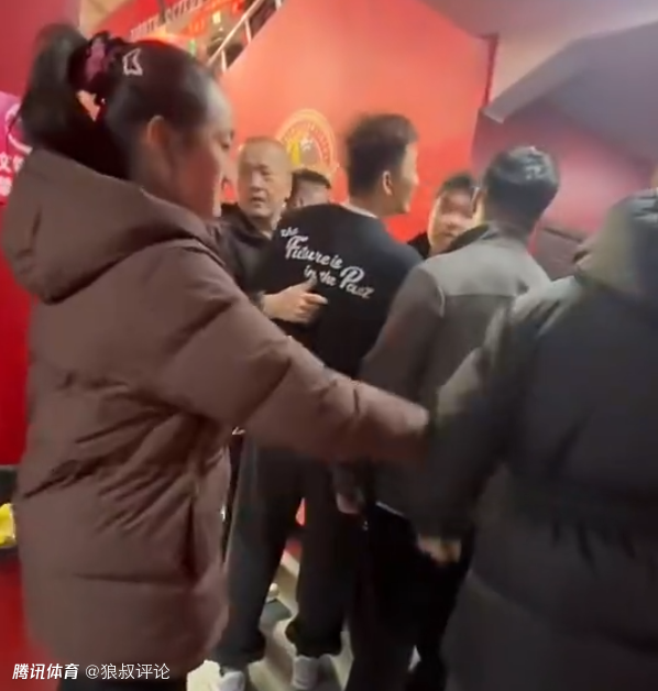 什么情况？孙铭徽回家乡疑似被吉林安保辱骂家人 球员通道内理论引关注