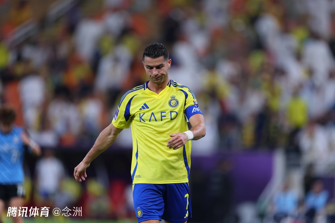 本泽马加盟争冠对手！C罗彻底暴怒 将继续罢赛+考虑离开沙特 或被罚款