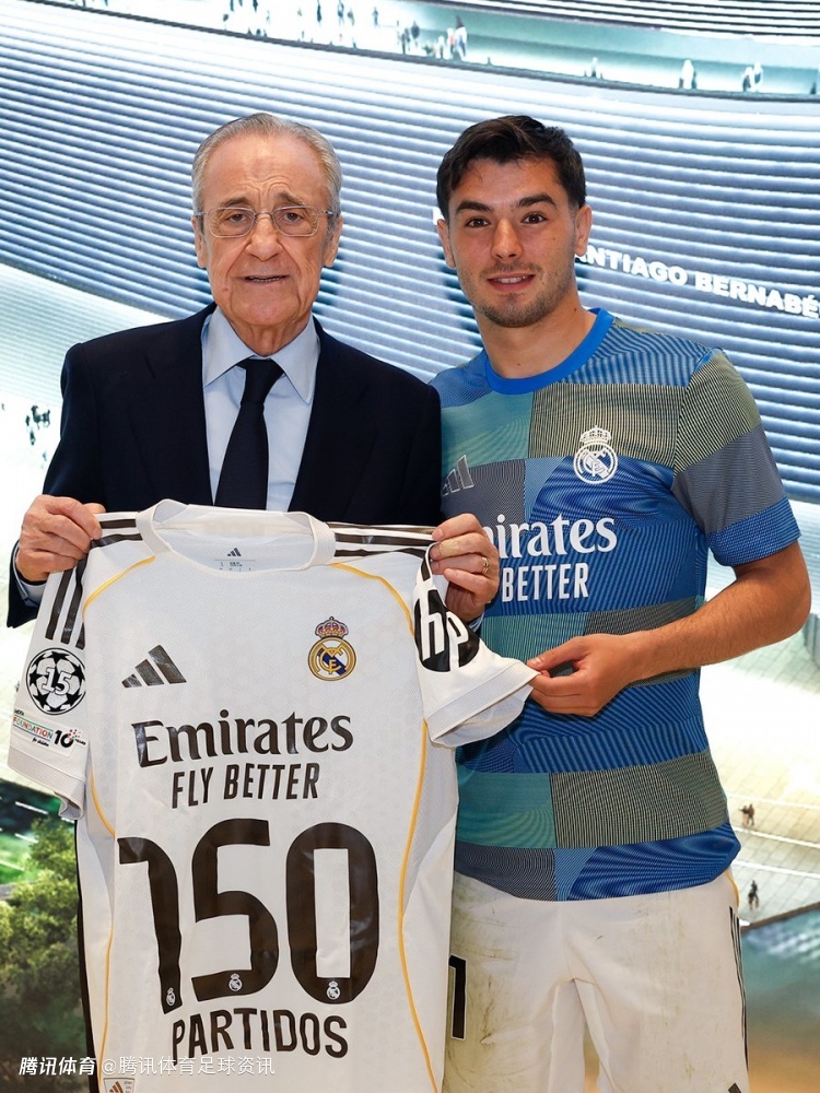 弗洛伦蒂诺赠迪亚斯皇马150场纪念球衣 球员称皇马是世界最佳俱乐部