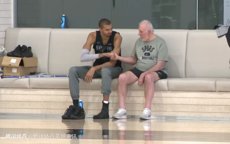 暖心回归！77岁波波维奇现身马刺训练场 指点文班亚马等人
