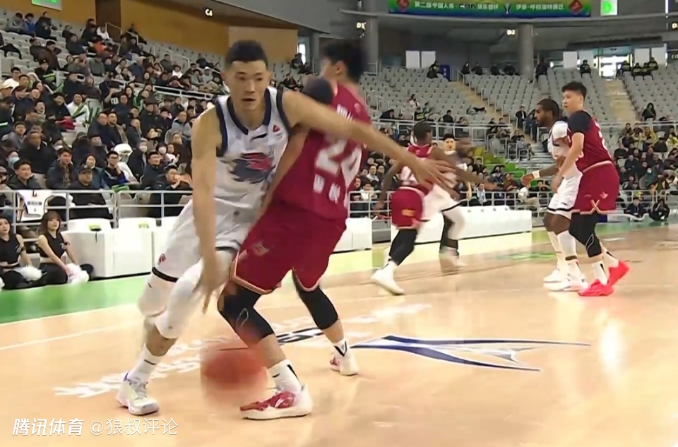 李悦洲登场9分钟4犯规惹争议 媒体人：在一队得虚心一点 光耍帅不行