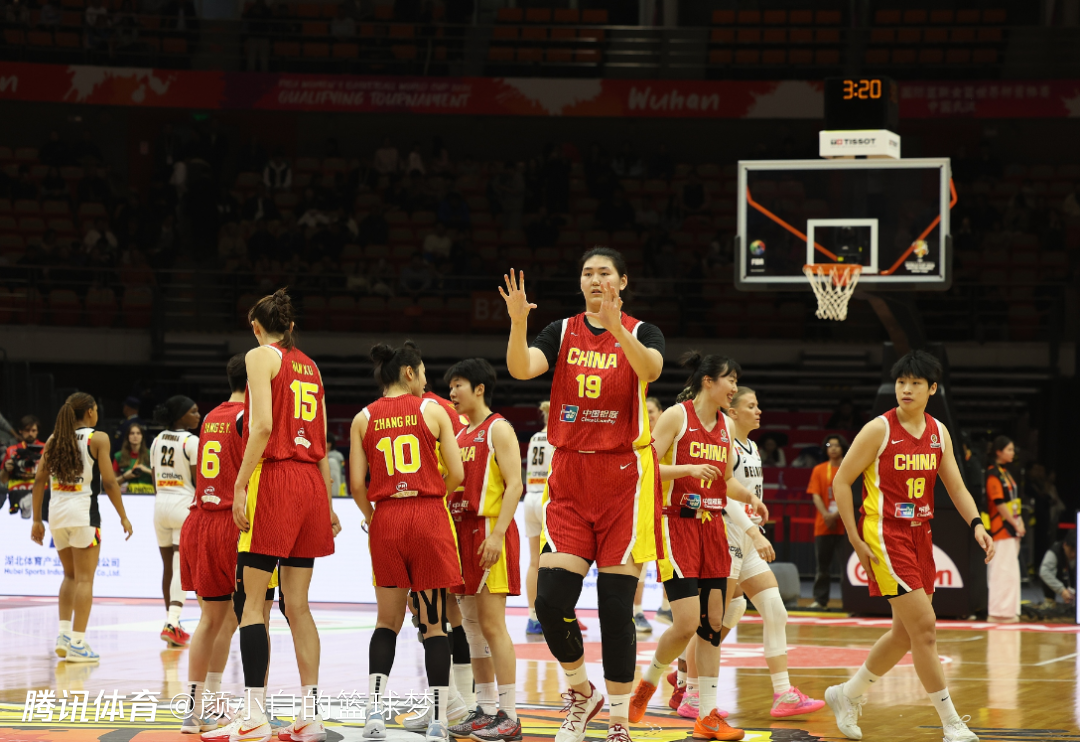 女篮惨败张子宇成亮点！18分钟轰20+11统治内线 2.26米对抗超强