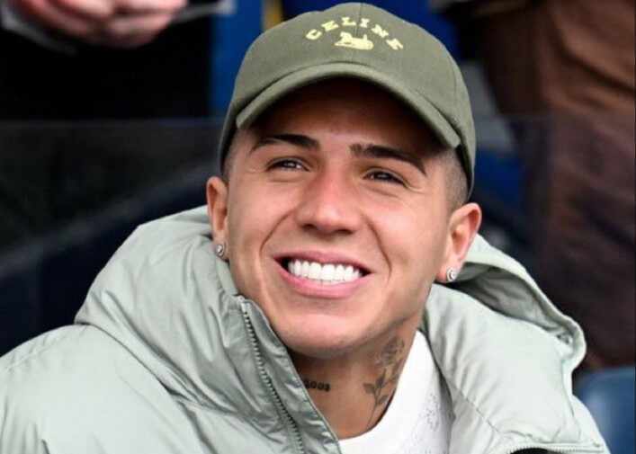 未受影响？被停赛的恩佐今天出现在斯坦福桥球场，且面带笑容