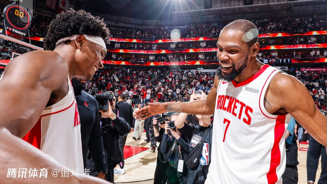 火箭更衣室狂欢！全队泼水庆祝杜兰特超乔丹 KD赤膊领取比赛用球