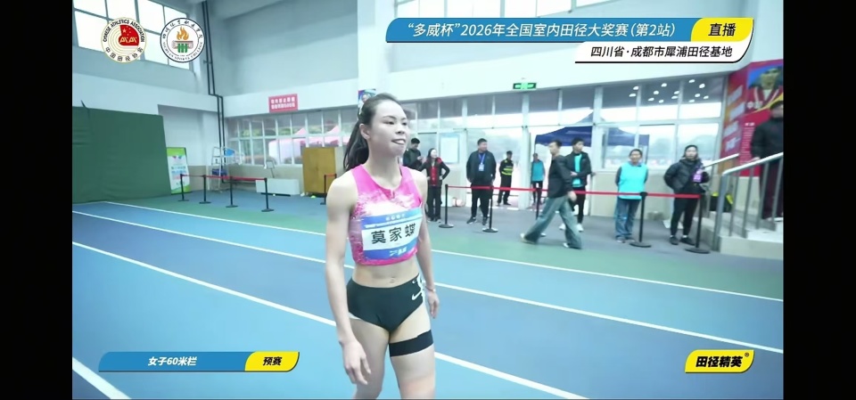 短发耸肩赛前背对赛道吴艳妮首秀8秒46第五 刘景扬退赛莫佳蝶8秒33