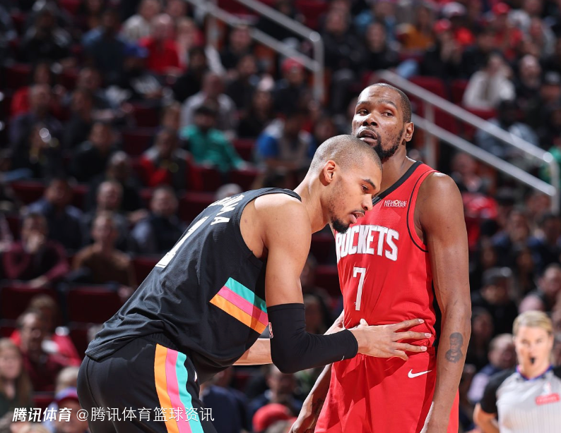 杜兰特：在更衣室和谢泼德小贾有过交流 这场胜利对我们很关键
