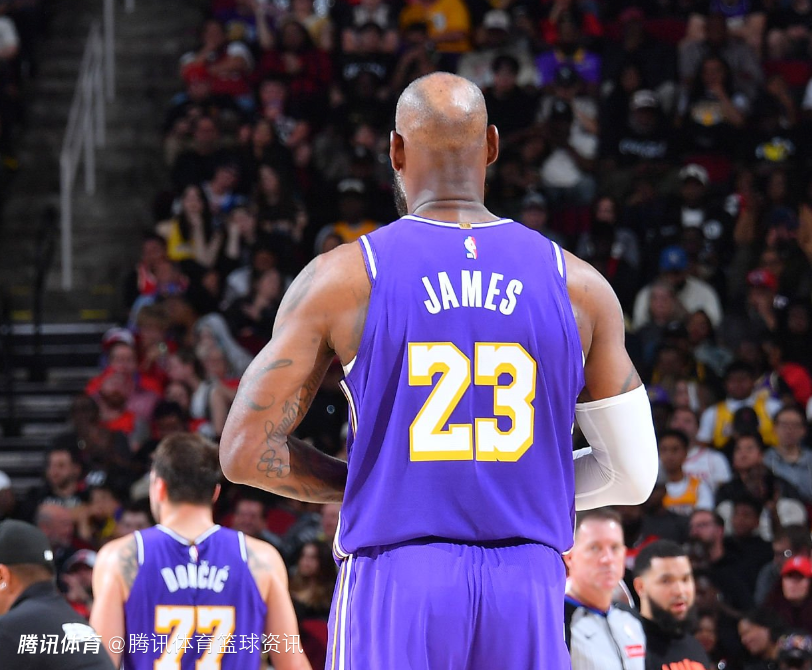 连创两个里程碑！詹姆斯生涯篮板数达12000个 抢断数突破2400大关
