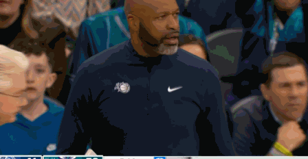 当场炸了！魔术主帅怒喷裁判不吹哨 连吃两次技犯被驱逐