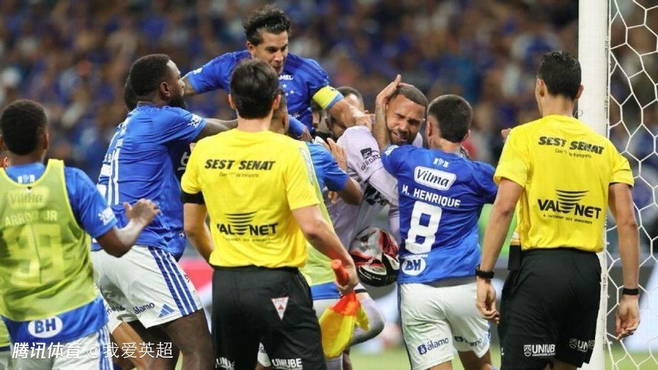 巴甲队火爆群殴！海港旧将遭飞踹后挥拳反击 中断10分钟+无人染红