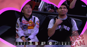 会整活！火箭熊叫来安保“逮捕”男球迷 随后和其女伴激情热吻