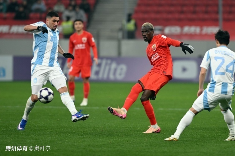 海港半场闪电破门！克劳德将功补过，轰海港处子球后拥抱穆帅