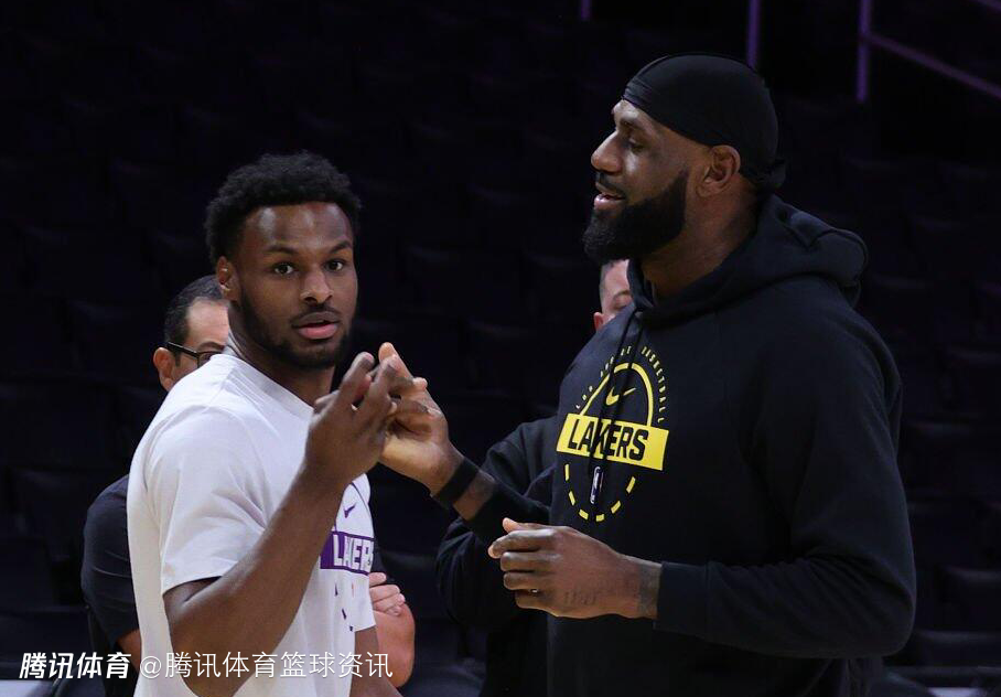 来自儿子的点评！布朗尼走进更衣室调侃老詹：一把年纪还拿三双