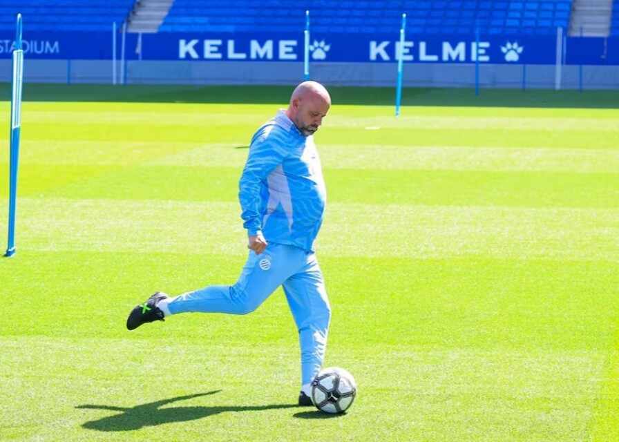 西班牙人主帅：巴萨不会被欧冠分心，德比战会为胜利全力以赴