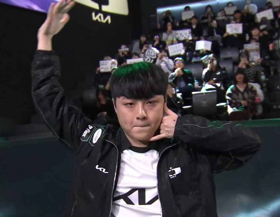 梦幻联动！热刺球星西蒙斯转发ShowMaker打电话庆祝动作