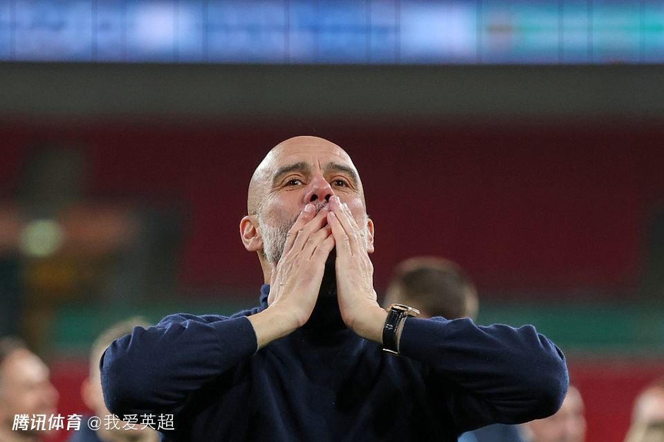 55岁瓜帅怒踹广告牌+狂奔庆祝染黄！成5夺联赛杯首人，40冠仅追爵爷