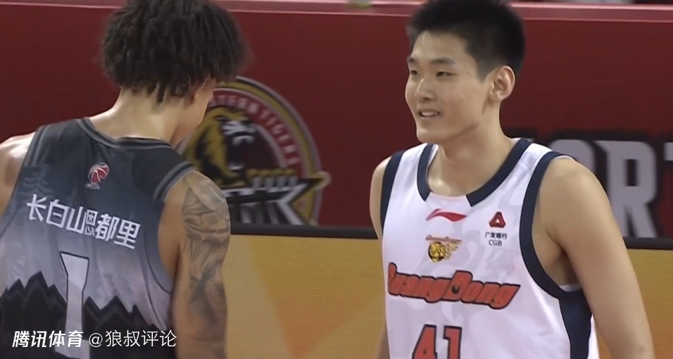 10秒吹出3个技术犯规！王洪泽威尔逊险造冲突 奎因挑衅庆祝吃T