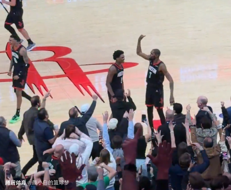 KD三分准绝杀登全美热搜！死神霸气手势太燃 赛后示爱火箭全场高呼MVP