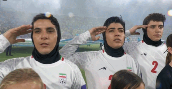 外媒：伊朗女足被迫唱国歌行军礼 当局以家属安全威胁球员