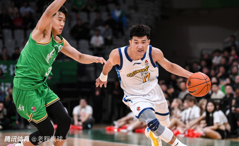 广厦内部失和？布朗下场和孙铭徽击掌 后者却有些勉强