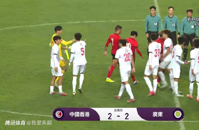 广东队2红5黄+港队0牌！36岁前国脚气炸：摁住主裁手阻止掏牌+抗议
