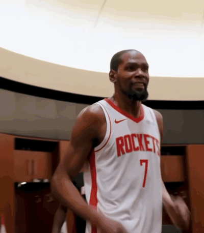 开心！火箭众将赛后更衣室朝杜兰特泼水庆祝 乌度卡将比赛用球交给阿杜