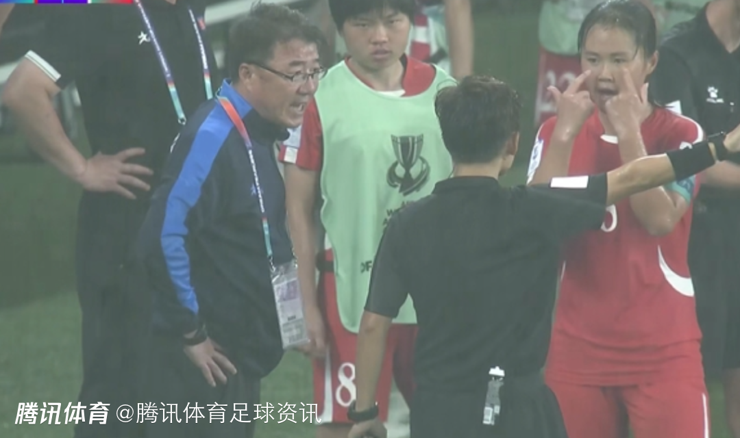 王霜进球引发争议！裁判先吹越位 VAR划线显示朝鲜后卫拖后改判有效