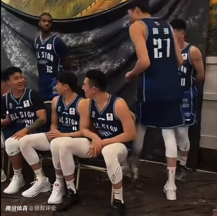 周琦参与北区全明星合照被调侃“脓包”：我不是 赵睿才是