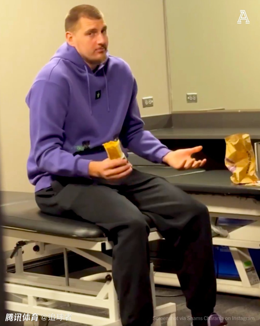 约基奇偷吃墨西哥卷饼引热议！现场画面曝光：第一反应愣住后摊手耸肩