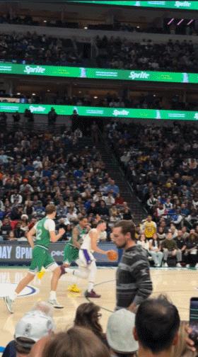 名场面！东契奇半场结束时下意识走向独行侠球员通道 随后反应过来转道而行