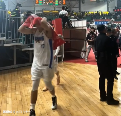 太过分！山西现场球迷赛后向北京球员吐口水 陈盈骏情绪被点燃