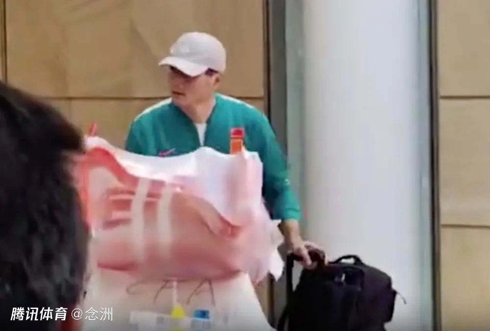 国足抵达悉尼！邵佳一自己推行李车 韦世豪给澳洲接机球迷签名合影