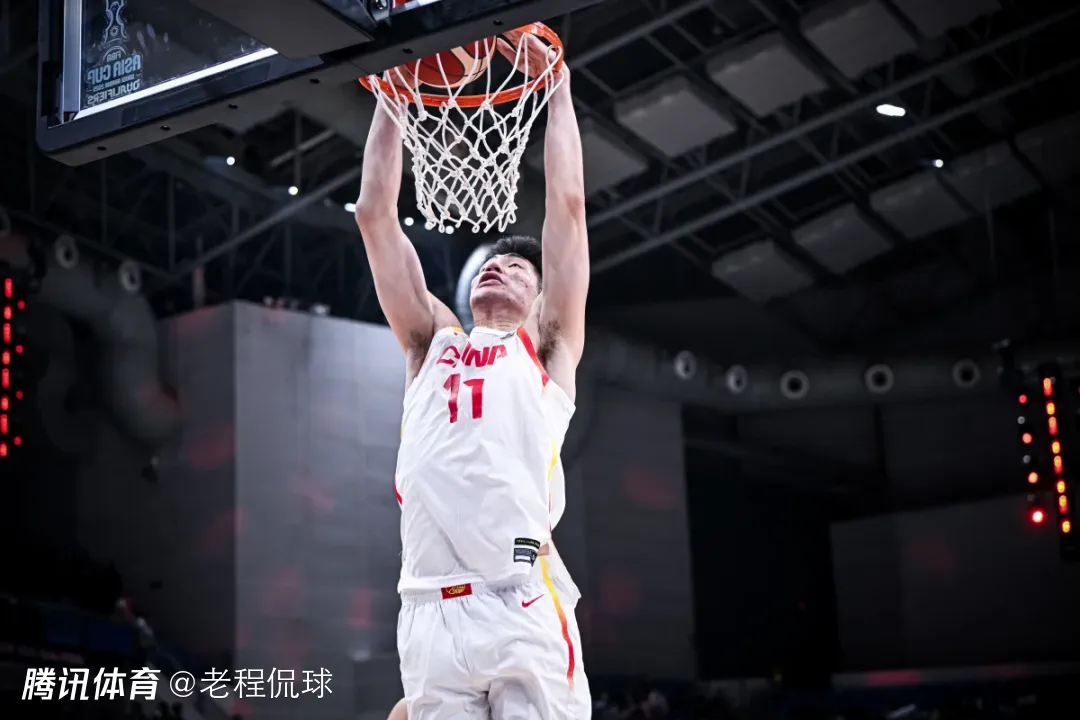 转机5次辗转3万里驰援中国男篮 余嘉豪这次为何这么拼？