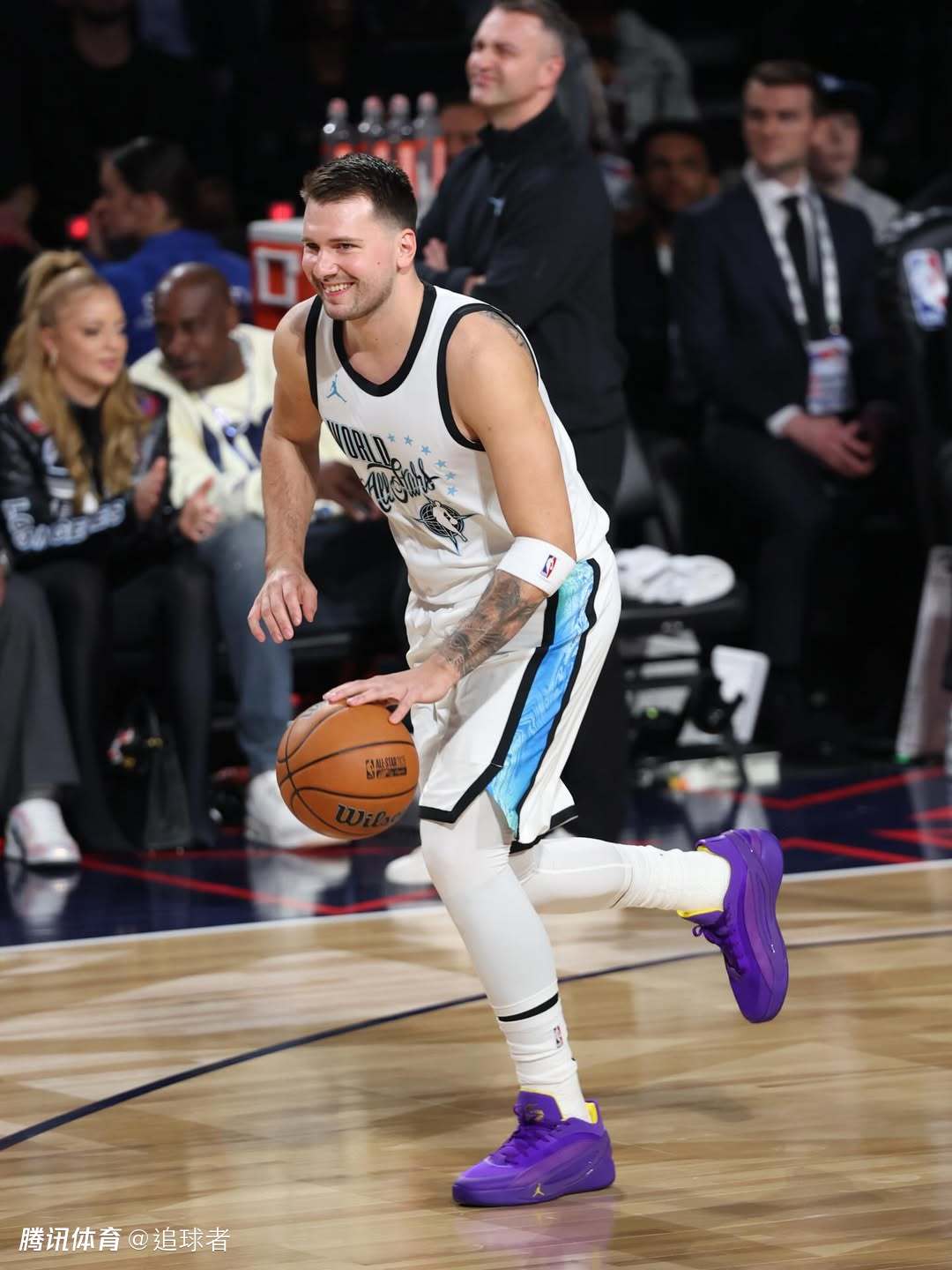 东契奇晒钓鱼成果：赤脚展示钓到的大鱼 乘船出海尽享假期太惬意