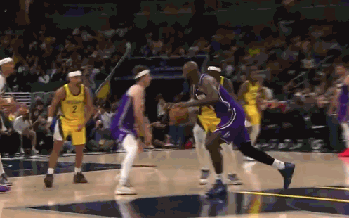 不满裁判！西卡被吹犯规后摊手抱怨 吃到第二个T被驱逐