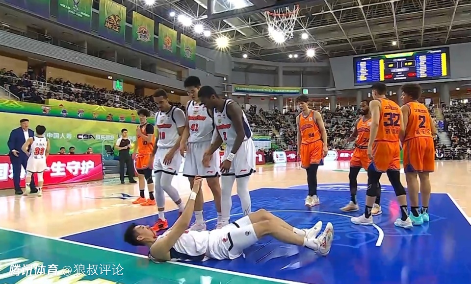 惨烈！王少杰鼻子被打出血被迫下场治疗引关注 杜锋脸如铁色