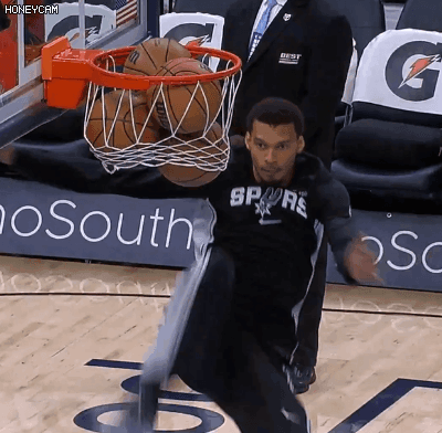 少林功夫显成效？文班热身直接用脚踢到篮网 柔韧性太逆天