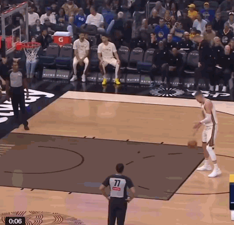 人都伤没了！波尔津吉斯罚球时勇士替补席仅坐着2人 此役共7人缺阵