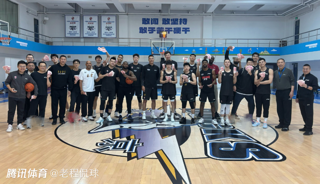 北京男篮春节合练后掷骰子抽奖 周琦替赵睿掷6点队长发钱