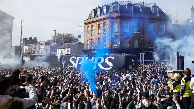 德泽尔比要求热刺球员提前到场训练，球迷赛前游行活动取消