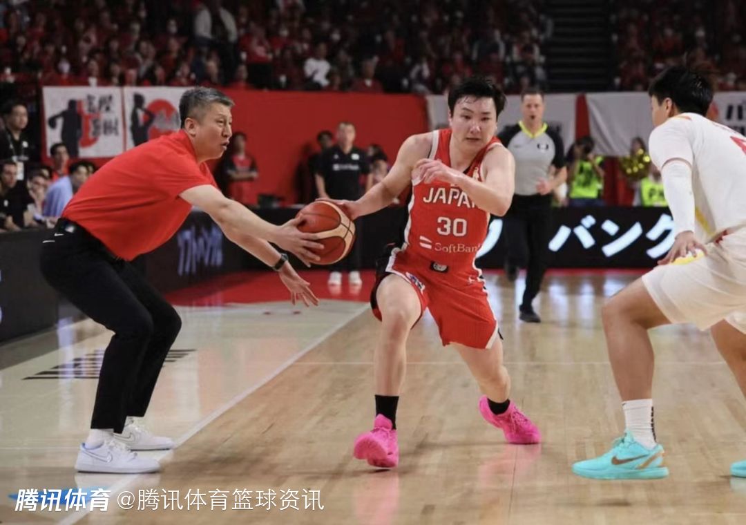 动手能力还是强！郭士强贡献名场面：场外抢断富永启生裁判未吹哨