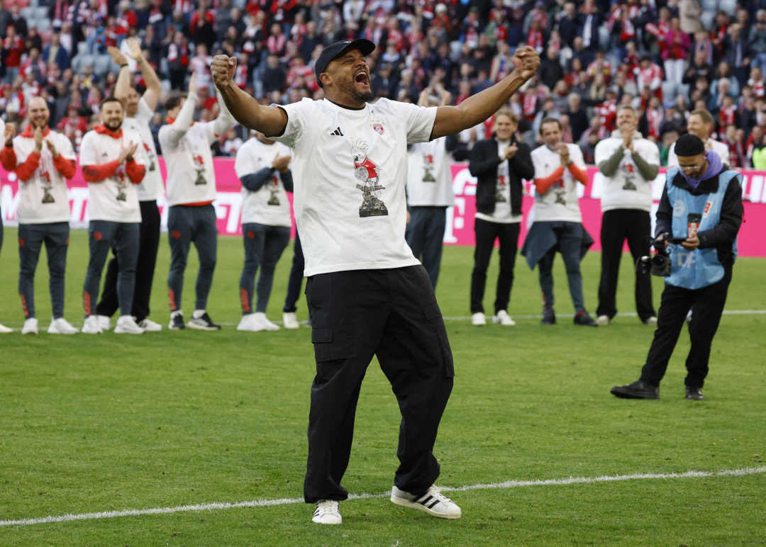 拜仁庆祝夺冠图集：孔帕尼激情庆祝，凯恩与子女为伴