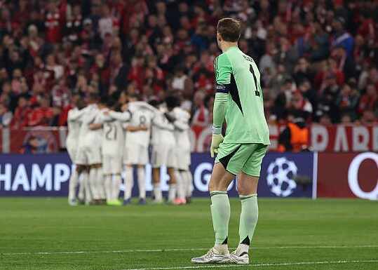 诺伊尔自参加欧冠以来在淘汰赛失误致丢10球，断档领先