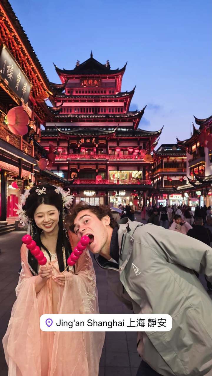 科拉平托上海逛街，“抢吃”冰糖葫芦