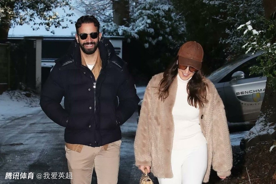 被解雇后首露面！40岁阿莫林携妻出街+笑容灿烂，获曼联1200万赔偿