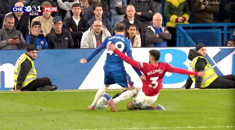 曼联庆幸4000万卖加纳乔，换来大场面先生！更衣室群嘲加纳乔其本人竟点赞